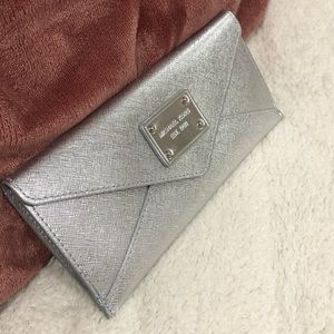 Michael kors clutch 💯% authentic